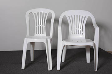 Cadeiras em polipropileno branca